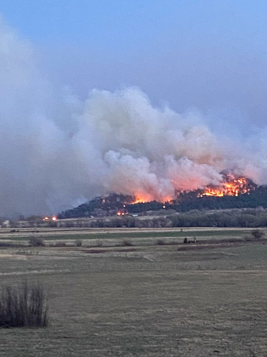 LE DEOUX NM (8:23 PM)— Rep. Montoya captured these images after delivering meals to community members with a brave team of Mora volunteers.  Winds are to the east, keeping Mora out of the immediate path.  Critical & erratic winds remain