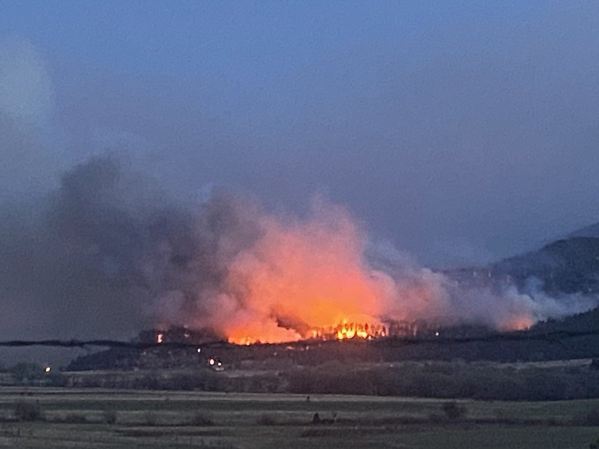 LE DEOUX NM (8:23 PM)— Rep. Montoya captured these images after delivering meals to community members with a brave team of Mora volunteers.  Winds are to the east, keeping Mora out of the immediate path.  Critical & erratic winds remain