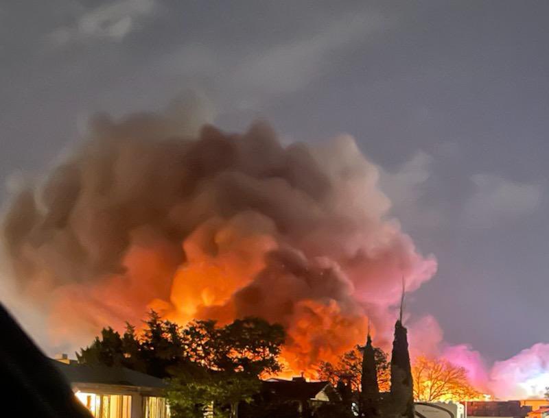 .@BerncoFire now saying this is NOT at a recycling plant- but at a nearby business in 5000 block of Edith. Some propane tanks have exploded- others at risk. Some homes evacuated. Edith closed N of Comanche and S of Montgomery